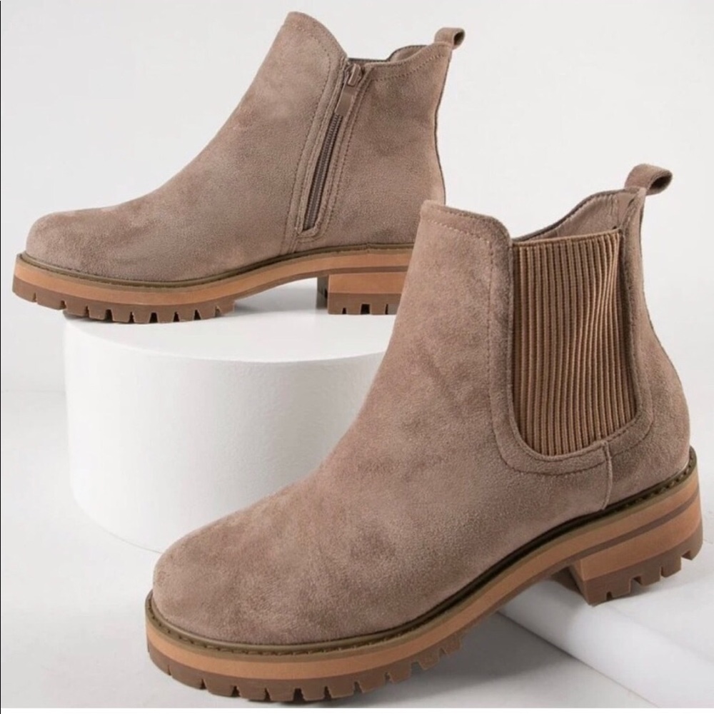 !! NEW !! Pull On Chelsea Boots in Taupe - Picture 7 of 7